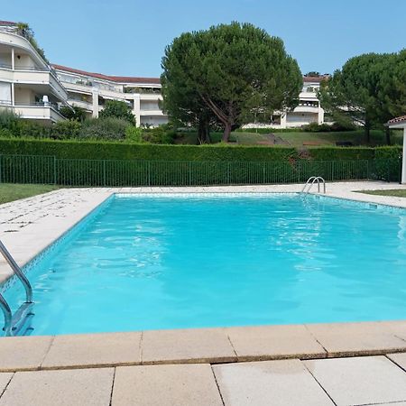 Appartement Entierement Equipe Charbonnieres-les-Bains Luaran gambar