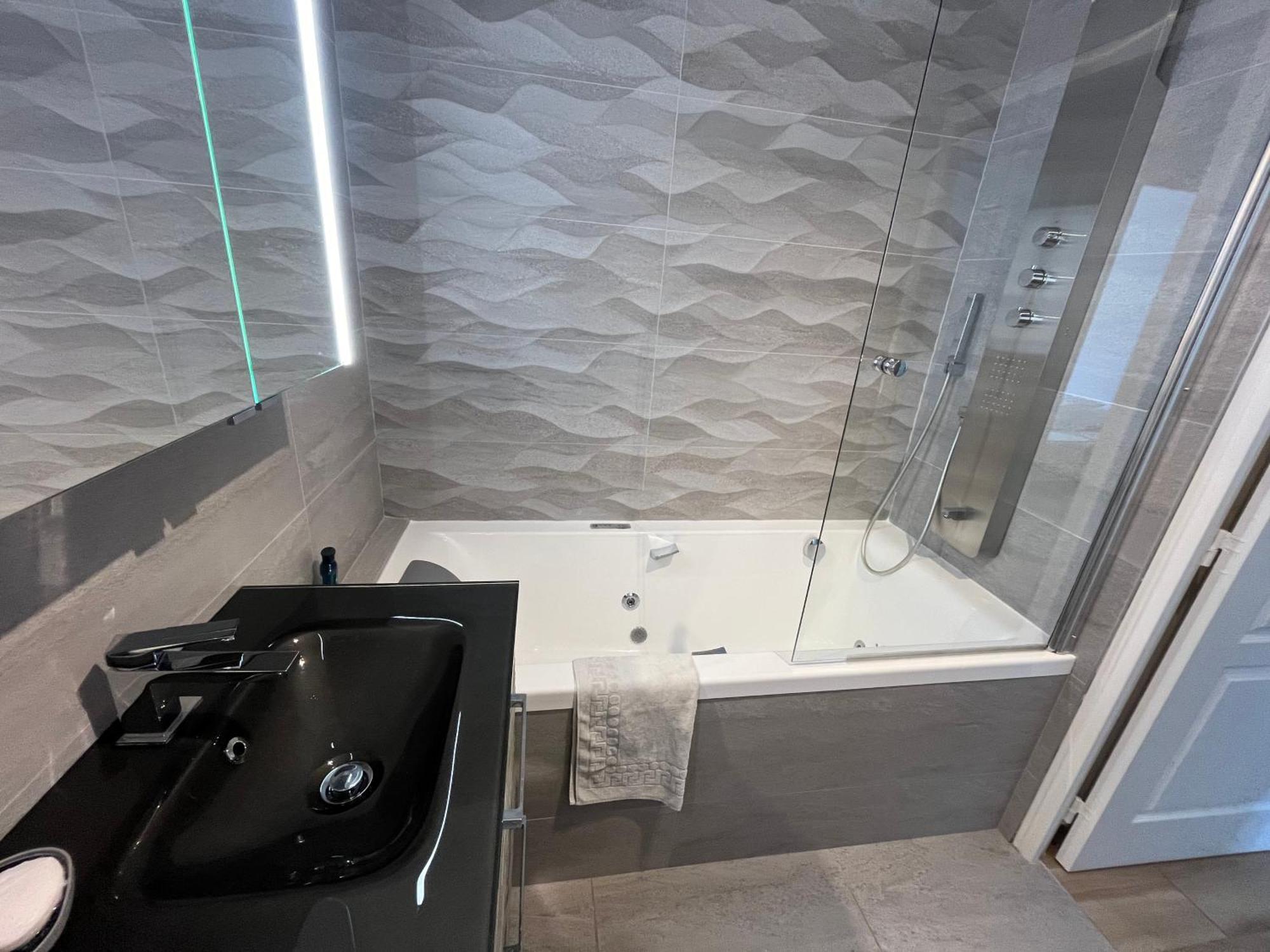 Appartement Entierement Equipe Charbonnieres-les-Bains Luaran gambar