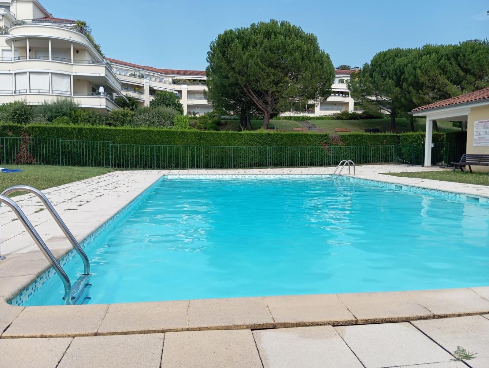 Appartement Entierement Equipe Charbonnieres-les-Bains Luaran gambar